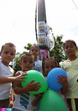 Gobierno lleva energía eléctrica a comunidades de León