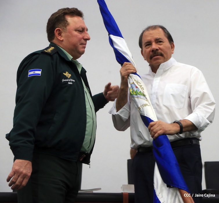 Presidente Daniel recibe Memoria Anual 2012 del Ejército de Nicaragua