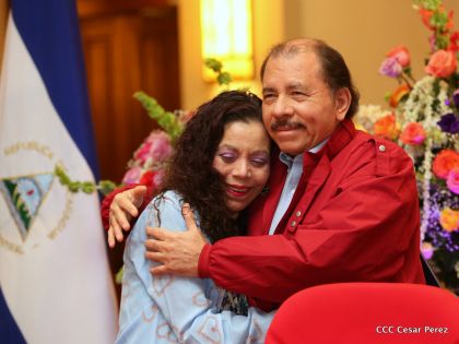 Daniel y Rosario reciben credenciales de Presidente y Vicepresidenta de Nicaragua