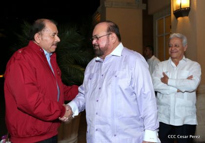 Daniel y Rosario reciben credenciales de Presidente y Vicepresidenta de Nicaragua