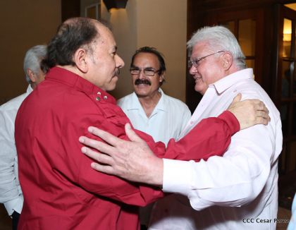 Daniel y Rosario reciben credenciales de Presidente y Vicepresidenta de Nicaragua