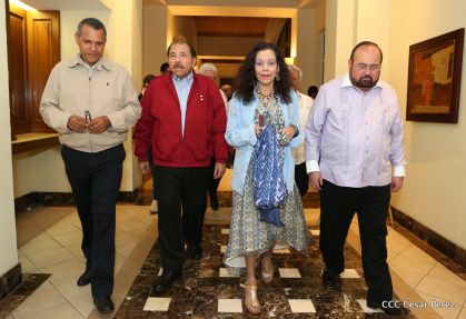 Daniel y Rosario reciben credenciales de Presidente y Vicepresidenta de Nicaragua