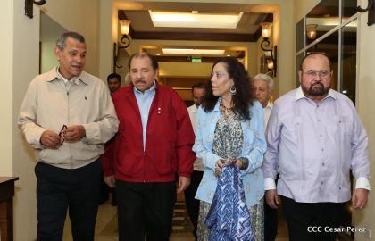 Daniel y Rosario reciben credenciales de Presidente y Vicepresidenta de Nicaragua