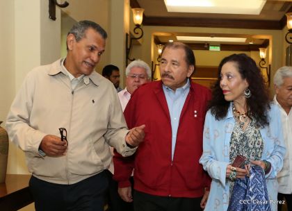 Daniel y Rosario reciben credenciales de Presidente y Vicepresidenta de Nicaragua