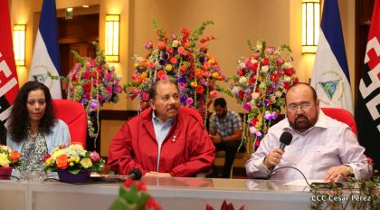 Daniel y Rosario reciben credenciales de Presidente y Vicepresidenta de Nicaragua