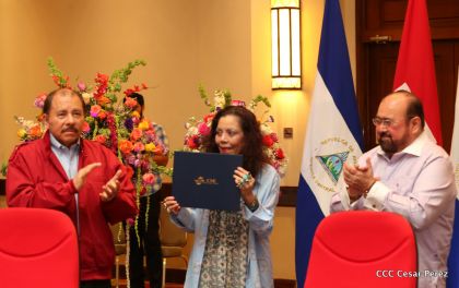 Daniel y Rosario reciben credenciales de Presidente y Vicepresidenta de Nicaragua