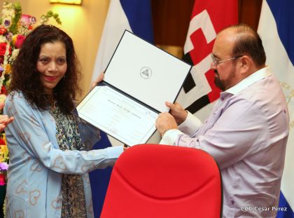 Daniel y Rosario reciben credenciales de Presidente y Vicepresidenta de Nicaragua