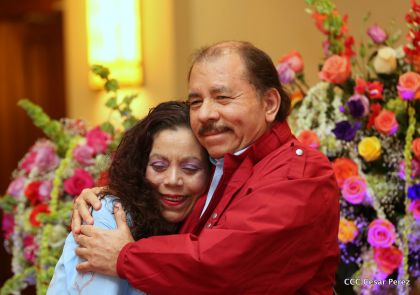 Daniel y Rosario reciben credenciales de Presidente y Vicepresidenta de Nicaragua
