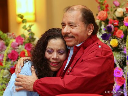 Daniel y Rosario reciben credenciales de Presidente y Vicepresidenta de Nicaragua