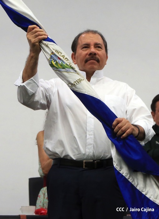 Presidente Daniel recibe Memoria Anual 2012 del Ejército de Nicaragua