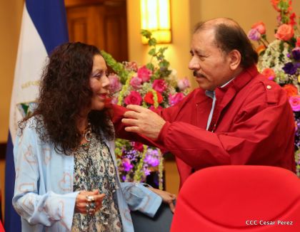 Daniel y Rosario reciben credenciales de Presidente y Vicepresidenta de Nicaragua
