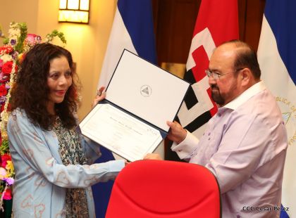 Daniel y Rosario reciben credenciales de Presidente y Vicepresidenta de Nicaragua