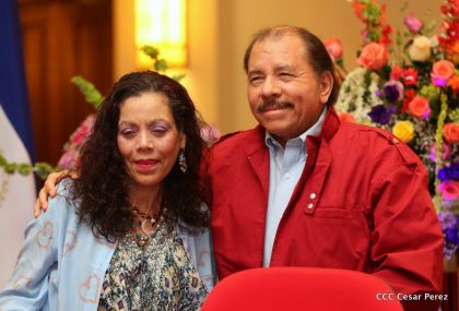 Daniel y Rosario reciben credenciales de Presidente y Vicepresidenta de Nicaragua