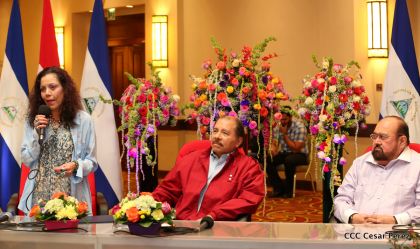 Daniel y Rosario reciben credenciales de Presidente y Vicepresidenta de Nicaragua