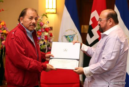 Daniel y Rosario reciben credenciales de Presidente y Vicepresidenta de Nicaragua