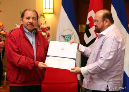 Daniel y Rosario reciben credenciales de Presidente y Vicepresidenta de Nicaragua