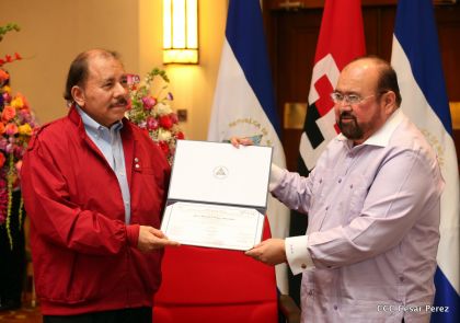 Daniel y Rosario reciben credenciales de Presidente y Vicepresidenta de Nicaragua