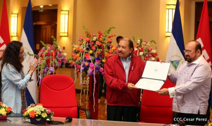 Daniel y Rosario reciben credenciales de Presidente y Vicepresidenta de Nicaragua