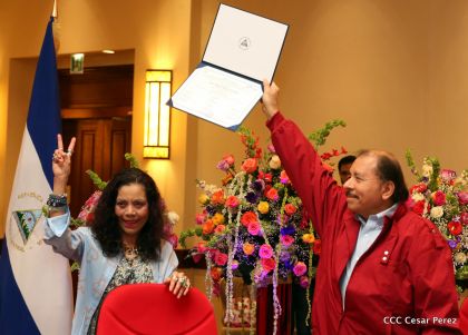 Daniel y Rosario reciben credenciales de Presidente y Vicepresidenta de Nicaragua