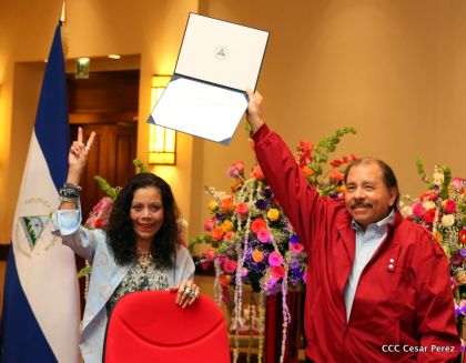 Daniel y Rosario reciben credenciales de Presidente y Vicepresidenta de Nicaragua