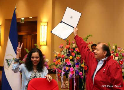 Daniel y Rosario reciben credenciales de Presidente y Vicepresidenta de Nicaragua