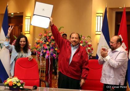 Daniel y Rosario reciben credenciales de Presidente y Vicepresidenta de Nicaragua
