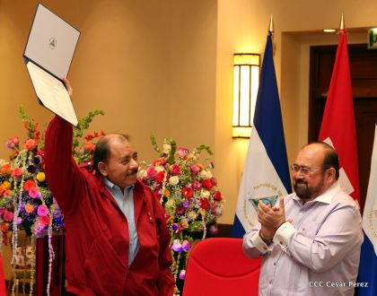 Daniel y Rosario reciben credenciales de Presidente y Vicepresidenta de Nicaragua