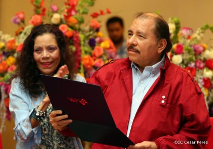 Daniel y Rosario reciben credenciales de Presidente y Vicepresidenta de Nicaragua