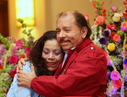 Daniel y Rosario reciben credenciales de Presidente y Vicepresidenta de Nicaragua
