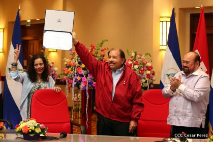 Daniel y Rosario reciben credenciales de Presidente y Vicepresidenta de Nicaragua