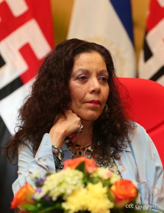 Daniel y Rosario reciben credenciales de Presidente y Vicepresidenta de Nicaragua