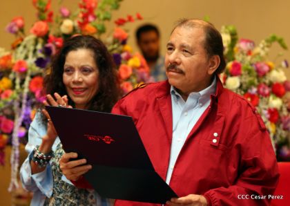 Daniel y Rosario reciben credenciales de Presidente y Vicepresidenta de Nicaragua