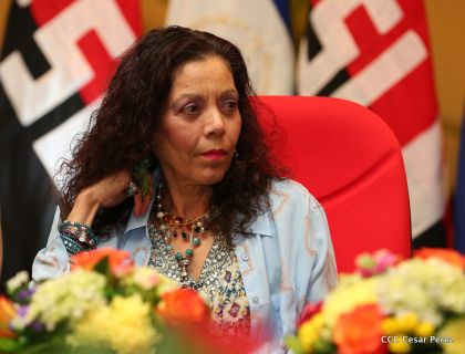 Daniel y Rosario reciben credenciales de Presidente y Vicepresidenta de Nicaragua