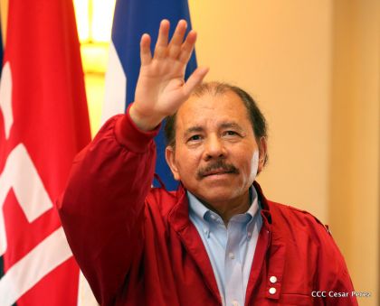 Daniel y Rosario reciben credenciales de Presidente y Vicepresidenta de Nicaragua