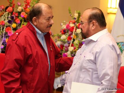 Daniel y Rosario reciben credenciales de Presidente y Vicepresidenta de Nicaragua