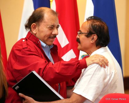 Daniel y Rosario reciben credenciales de Presidente y Vicepresidenta de Nicaragua