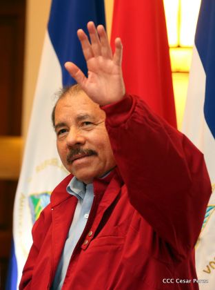 Daniel y Rosario reciben credenciales de Presidente y Vicepresidenta de Nicaragua