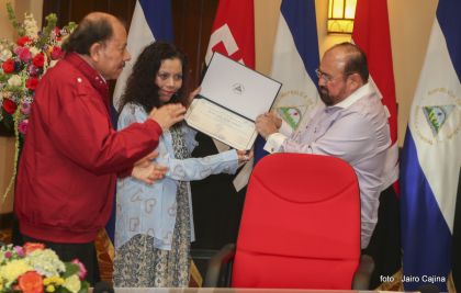 Daniel y Rosario reciben credenciales de Presidente y Vicepresidenta de Nicaragua