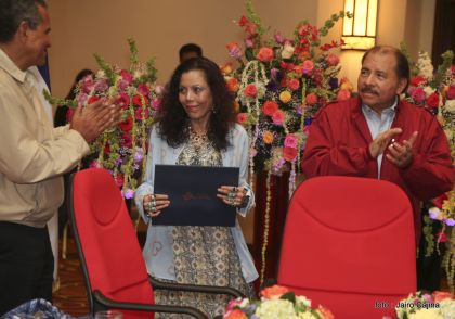 Daniel y Rosario reciben credenciales de Presidente y Vicepresidenta de Nicaragua