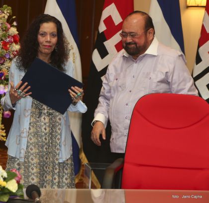 Daniel y Rosario reciben credenciales de Presidente y Vicepresidenta de Nicaragua