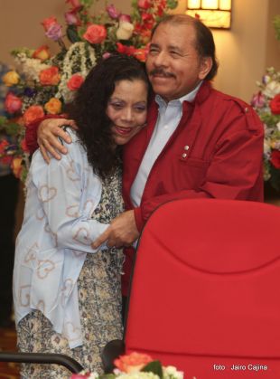 Daniel y Rosario reciben credenciales de Presidente y Vicepresidenta de Nicaragua