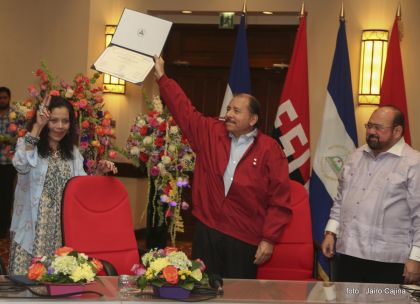 Daniel y Rosario reciben credenciales de Presidente y Vicepresidenta de Nicaragua