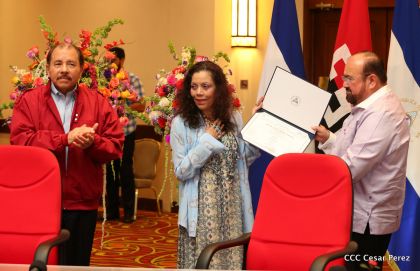 Daniel y Rosario reciben credenciales de Presidente y Vicepresidenta de Nicaragua