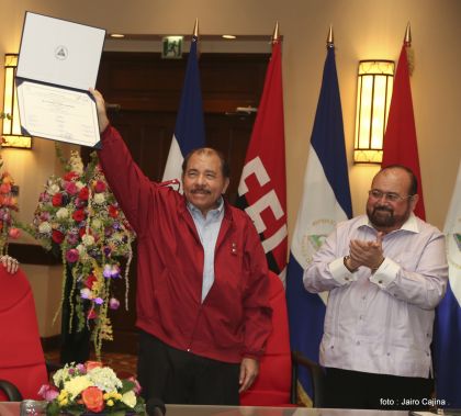 Daniel y Rosario reciben credenciales de Presidente y Vicepresidenta de Nicaragua