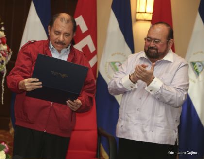 Daniel y Rosario reciben credenciales de Presidente y Vicepresidenta de Nicaragua