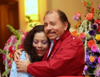 Daniel y Rosario reciben credenciales de Presidente y Vicepresidenta de Nicaragua