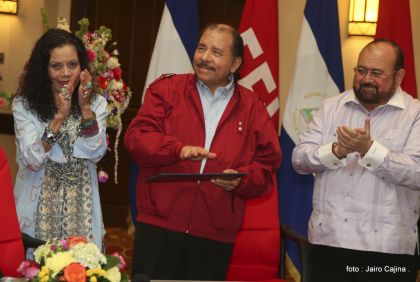 Daniel y Rosario reciben credenciales de Presidente y Vicepresidenta de Nicaragua