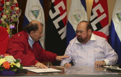 Daniel y Rosario reciben credenciales de Presidente y Vicepresidenta de Nicaragua
