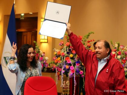 Daniel y Rosario reciben credenciales de Presidente y Vicepresidenta de Nicaragua