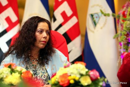 Daniel y Rosario reciben credenciales de Presidente y Vicepresidenta de Nicaragua